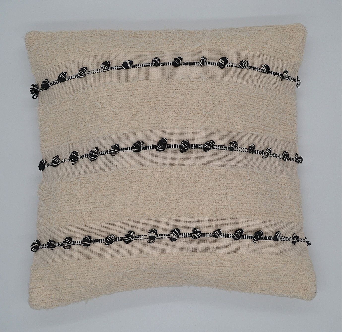 Beige sierkussen met zwarte accenten, Bohemian stijl, 45x45 cm - 100% organisch katoen | Duurzame sierkussens voor elk interieur.