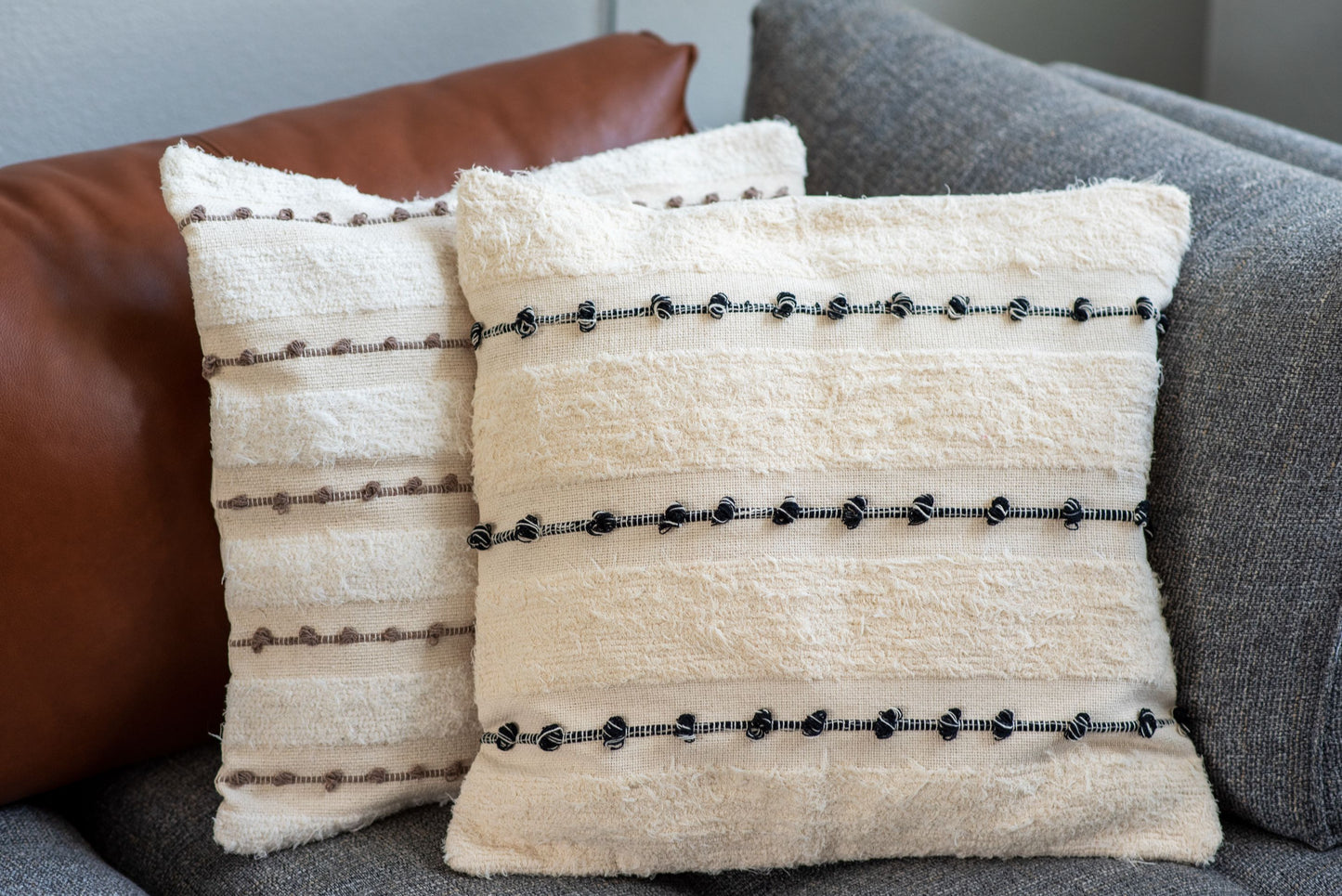 Beige sierkussen met bruine accenten, Bohemian stijl, 45x45 cm - 100% organisch katoen | Duurzame sierkussens voor elk interieur.