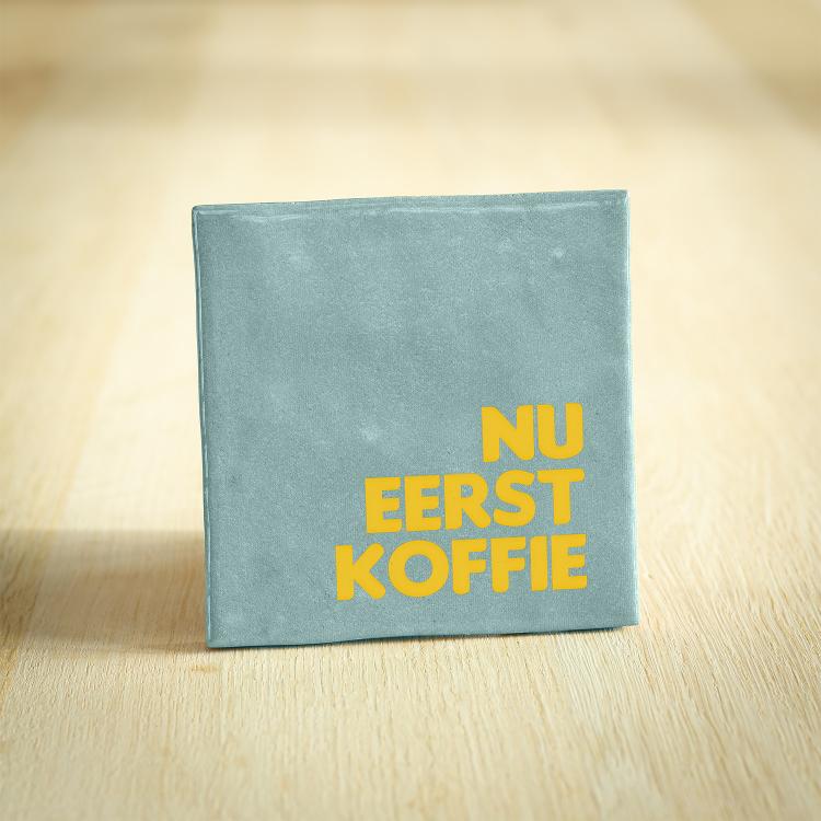 Gekleurde tegeltjes met tekst Lichtblauw Nu eerst koffie 10 x 10 cm