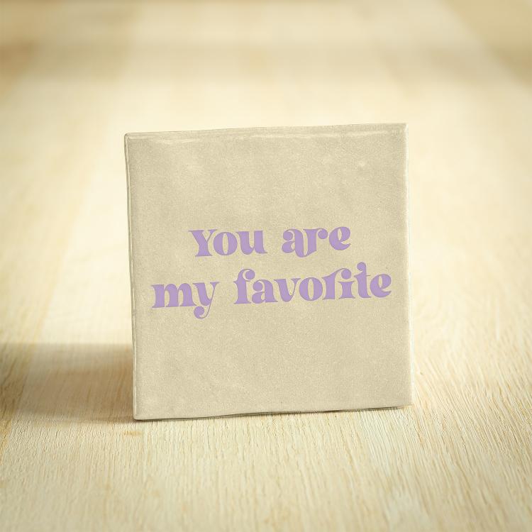 Gekleurde tegeltjes met tekst You are my favorite in paarse letters 10x10 cm
