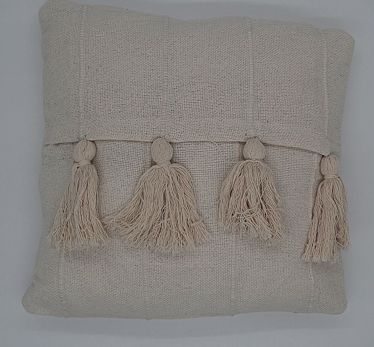 Beige sierkussen Nook Accent met kwastjes 45x45 cm van 100% Organisch Katoen.