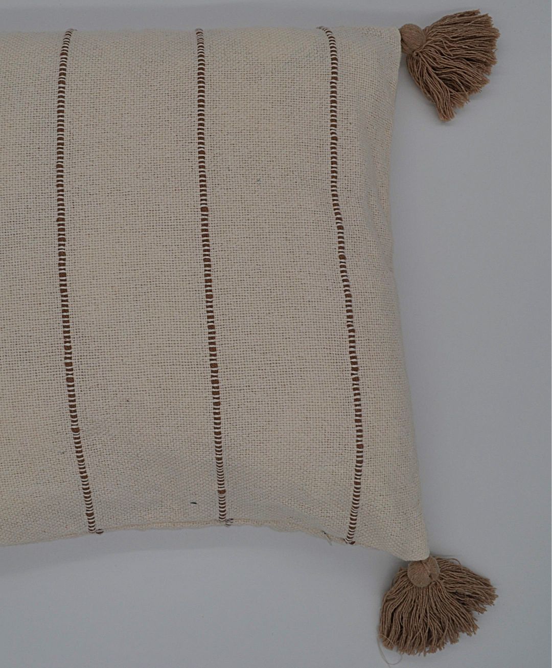 Sierkussen Nook Nuance beige met bruine kwastjes 45x45 cm van 100% Organisch Katoen met Kwastjes