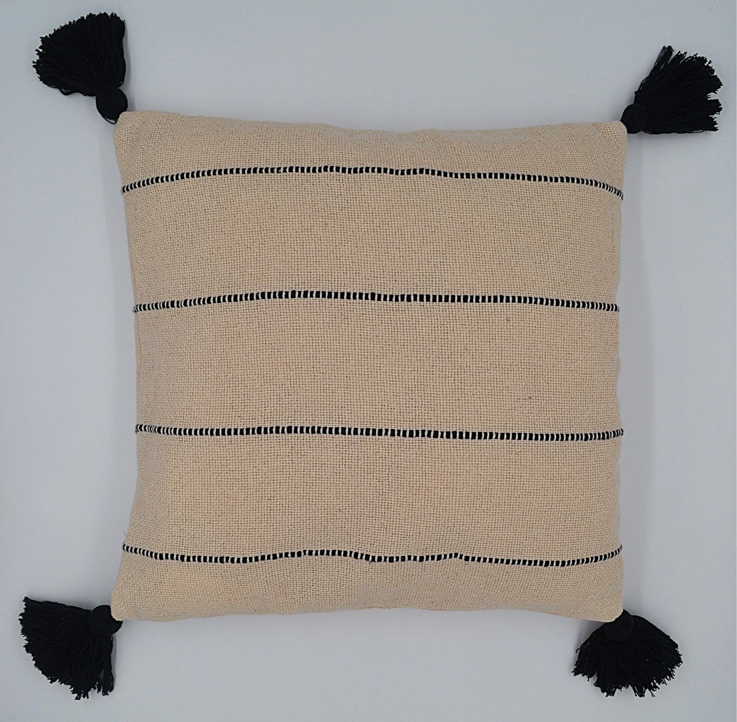 Sierkussen Nook Nuance beige met zwarte kwastjes 45x45 cm van 100% Organisch Katoen met Kwastjes