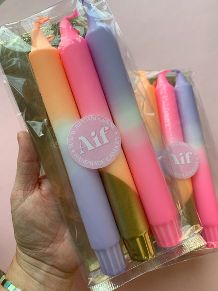 Gekleurde dinerkaarsen in 3 verschillende kleuren, bij Nook. concept.