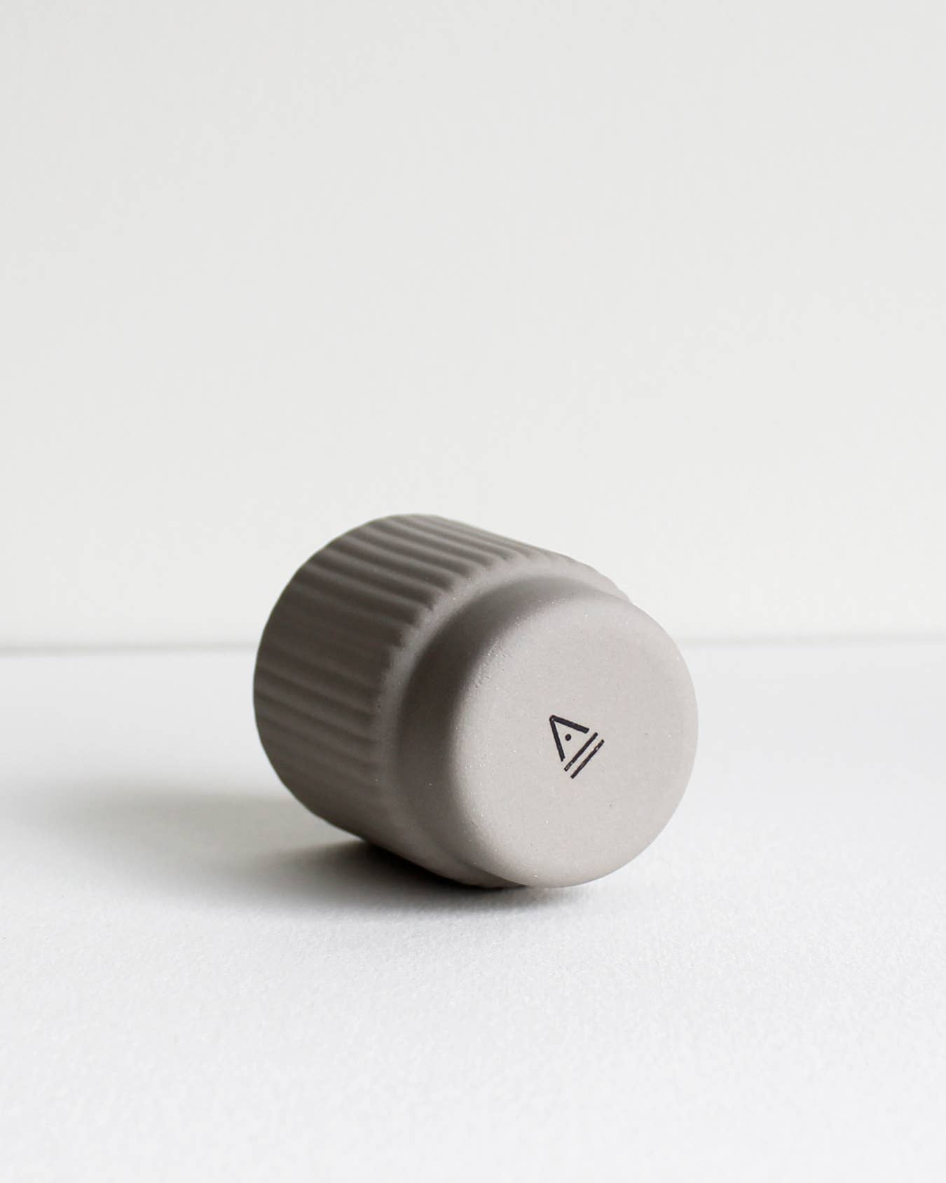 Lichtgrijze steengoed espresso mok – 60 ml, handgemaakt, Archive Studio Amsterdam, te koop bij Nook. concept.