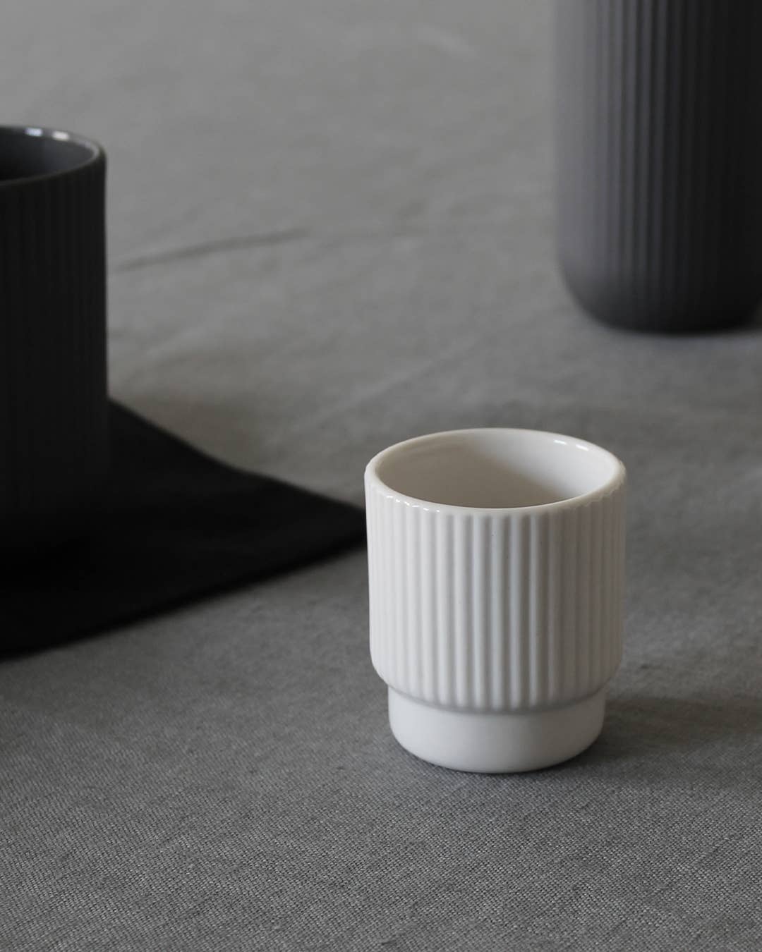 Witte steengoed espresso mok – 60 ml, handgemaakt, Archive Studio Amsterdam, te koop bij Nook. concept.