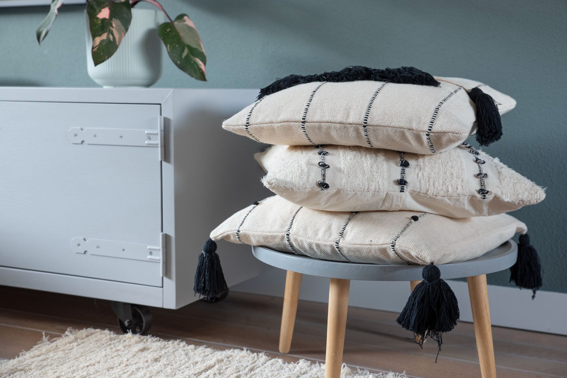 Zwart sierkussen Nook Accent met kwastjes 45x45 cm van 100% Organisch Katoen.