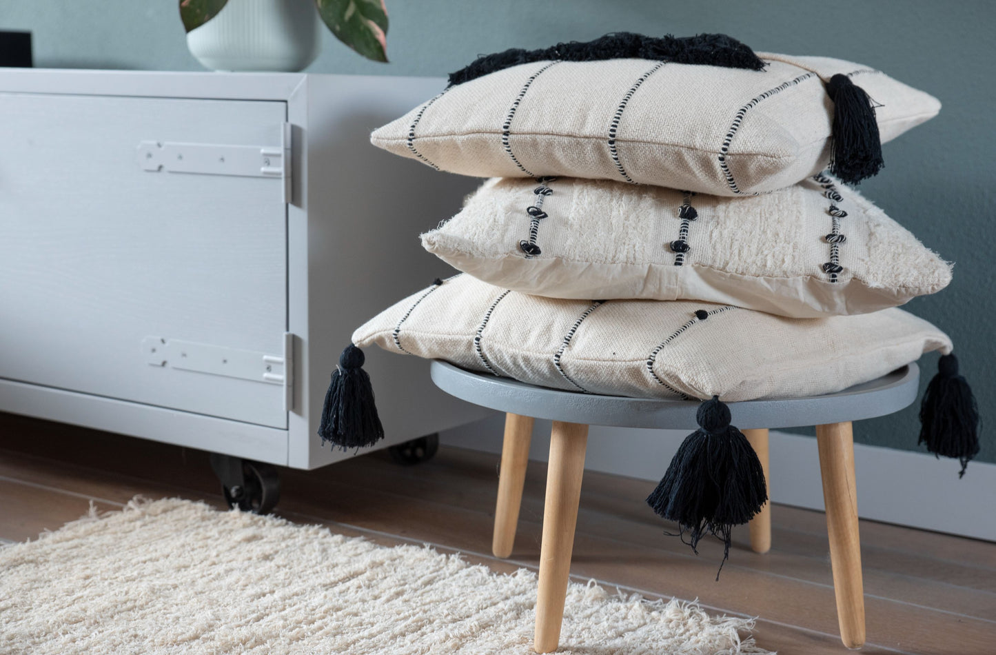 Sierkussen Nook Nuance beige met zwarte kwastjes 45x45 cm van 100% Organisch Katoen met Kwastjes