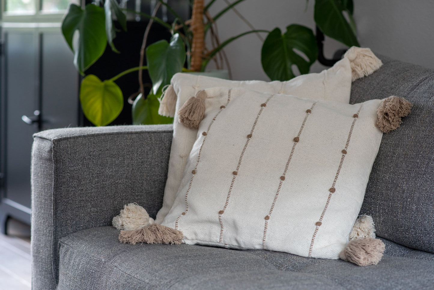 Sierkussen Nook Nuance beige met bruine kwastjes 45x45 cm van 100% Organisch Katoen met Kwastjes