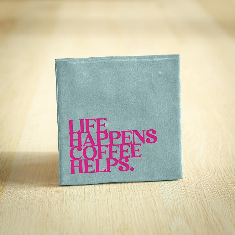 Gekleurde tegeltjes met tekst  lichtblauw met roze tekst Life happens coffee helps