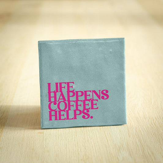 Gekleurde tegeltjes met tekst  lichtblauw met roze tekst Life happens coffee helps