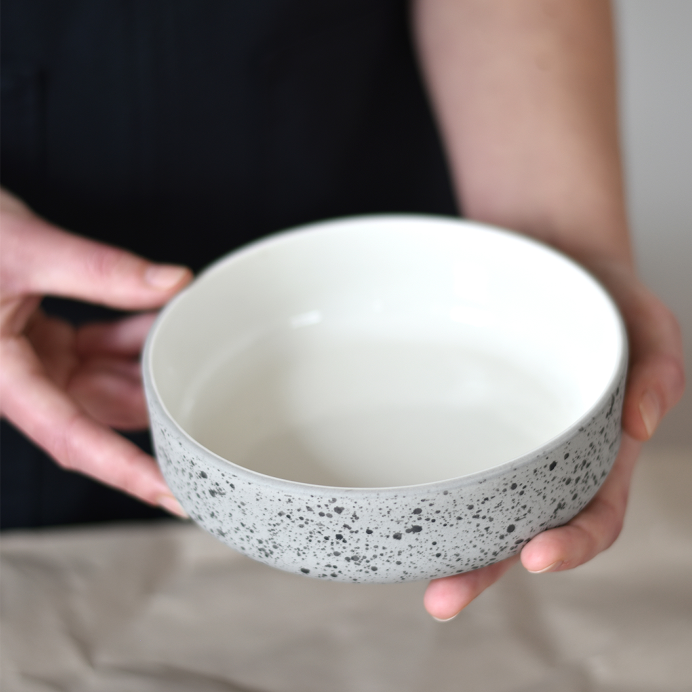 Set van twee handgemaakte steengoed kommen – 400 ml, Archive Studio Amsterdam, ideaal als cadeau, te koop bij Nook. concept.