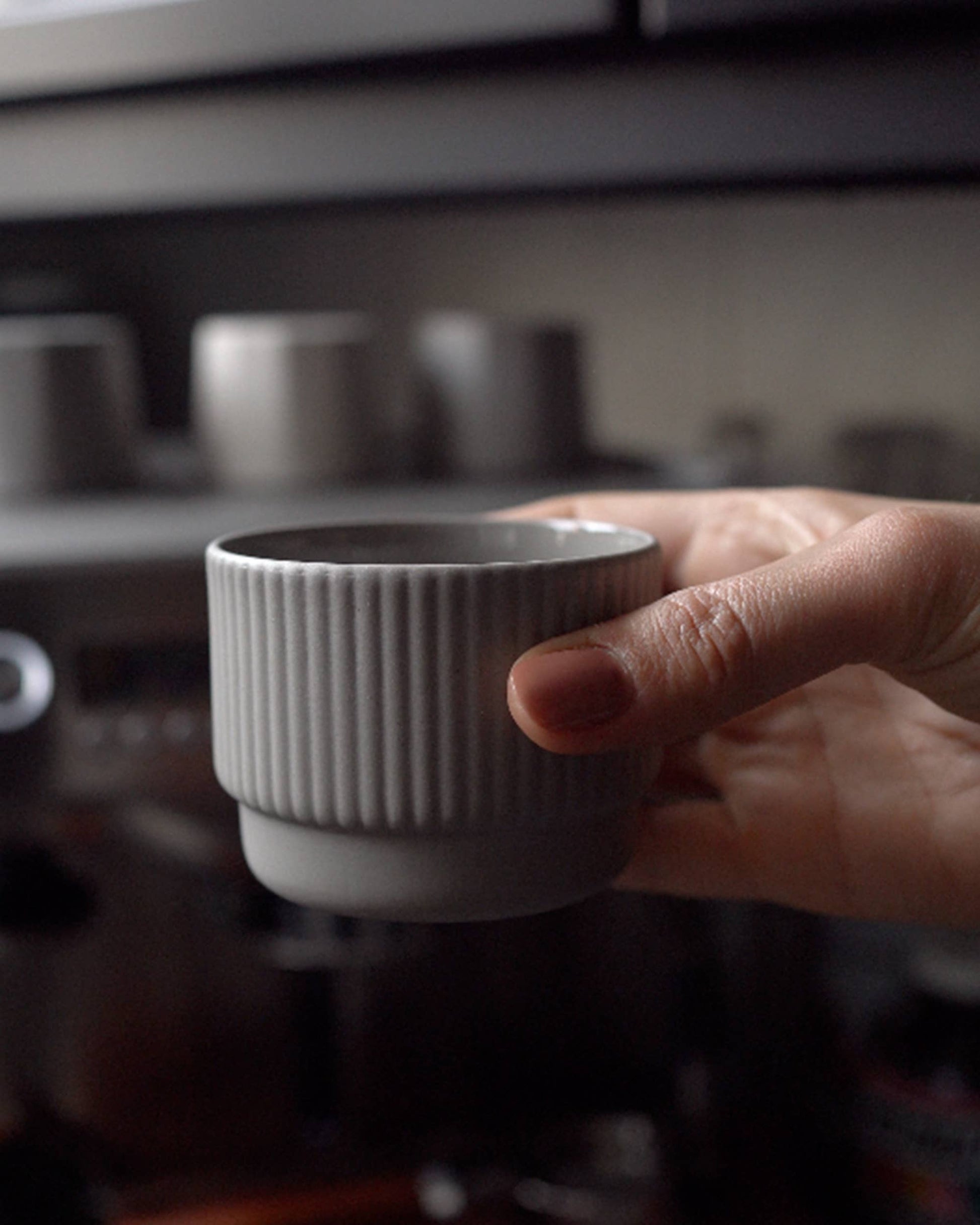 Handgemaakte steengoed cappuccino mok in lichtgrijs – 120 ml, geglazuurde afwerking, vaatwasmachinebestendig