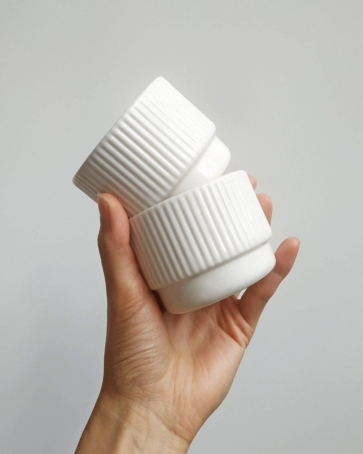 Handgemaakte steengoed cappuccino mok in wit – 120 ml, geglazuurde afwerking, vaatwasmachinebestendig.