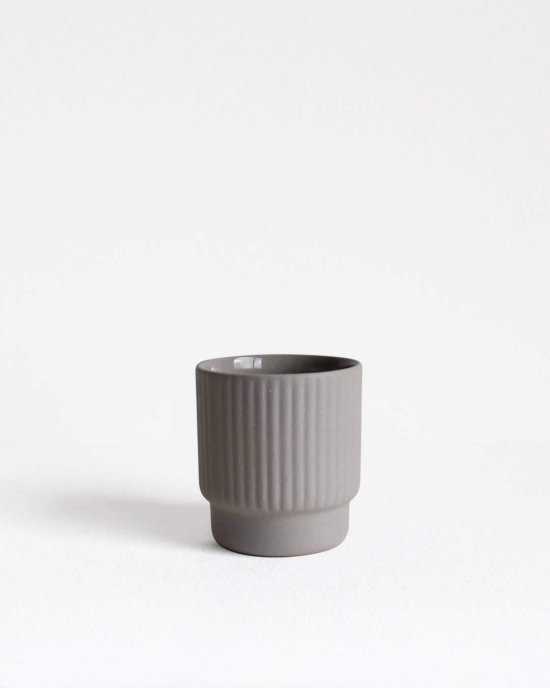 Lichtgrijze steengoed espresso mok – 60 ml, handgemaakt, Archive Studio Amsterdam, te koop bij Nook. concept.