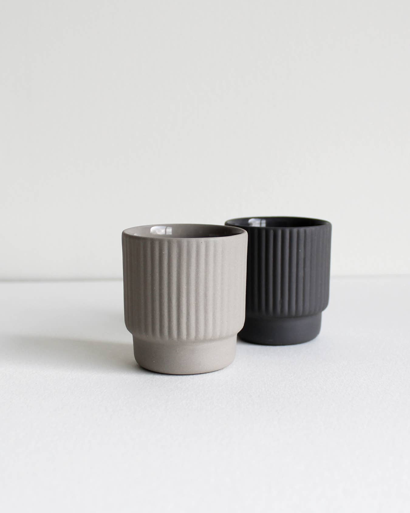 Lichtgrijze steengoed espresso mok – 60 ml, handgemaakt, Archive Studio Amsterdam, te koop bij Nook. concept.