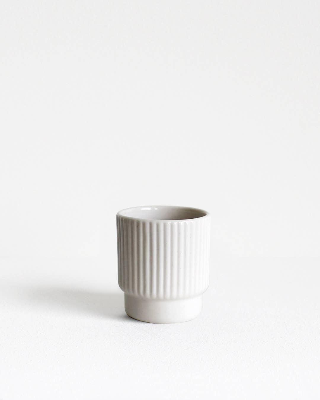 Witte steengoed espresso mok – 60 ml, handgemaakt, Archive Studio Amsterdam, te koop bij Nook. concept.