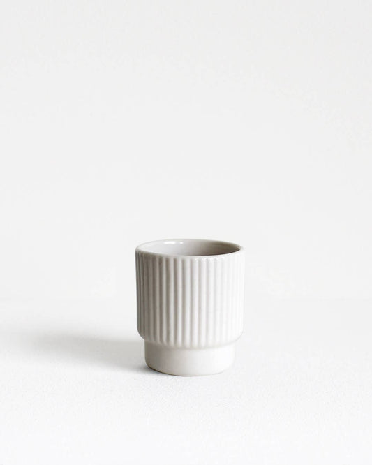 Witte steengoed espresso mok – 60 ml, handgemaakt, Archive Studio Amsterdam, te koop bij Nook. concept.